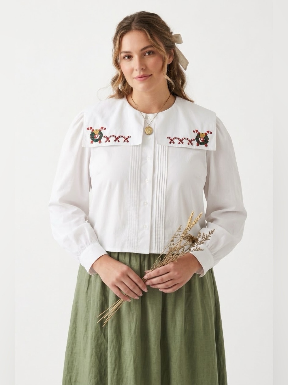 Vintage Christmas Embroidered Pilgrim Collar Blouse Kitschy Festive Cottagecore